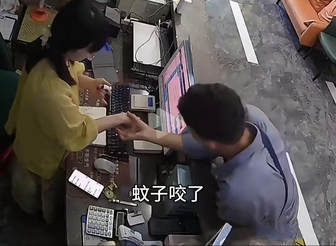 酒店前台，一个外国小伙看到女孩在往手臂上涂东西。他凑过去问，这是什么？女