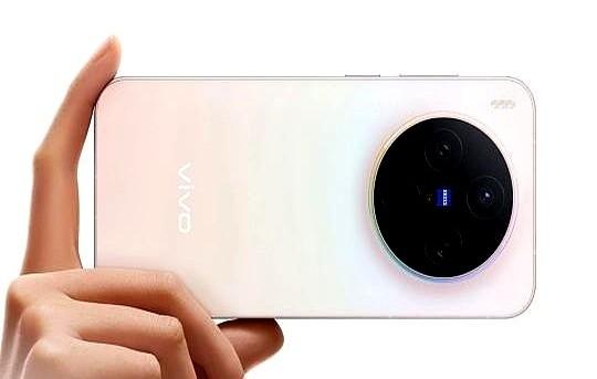 7000毫安。我看到这数字第一反应是看错了，以为是哪个充电宝的参数。结果是塞