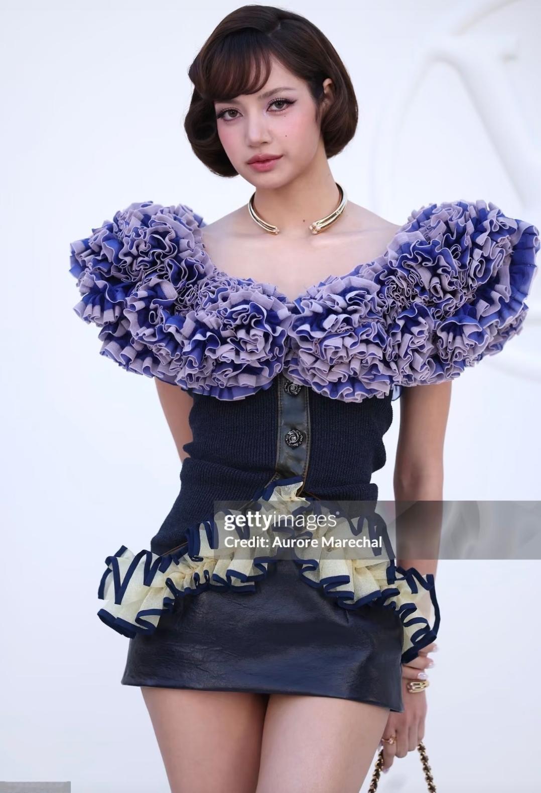 Lisa往那里一坐，这个亚洲面孔完胜欧美面孔！她的这身造型还有气质太顶了，美的
