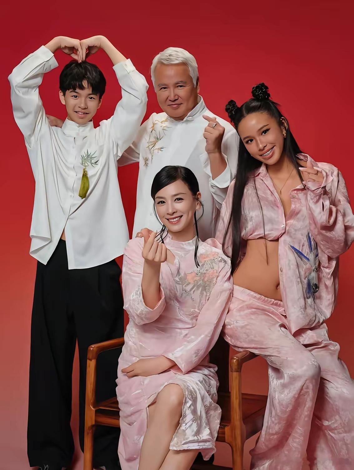 张庭突然复出了，我不意外。张婷带两孩子拍全家福，我不惊奇。但我万万没料到的是，张