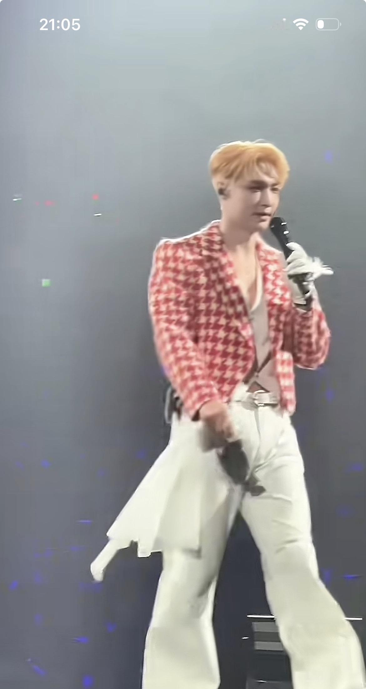 张艺兴的裤兜里，塞的不是手机，是直接连到音响的无线麦。那条舞台裤的廓形大得能装