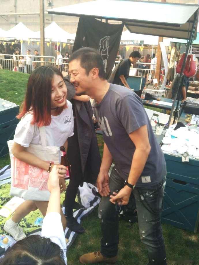 李亚鹏和美女合影，王菲和美女合影，这两个美女都好可爱。