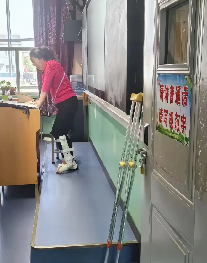 学校的一位老师火了，她在校期间因下楼梯不小心踩空了，一下从四楼滚到了三楼，当时她