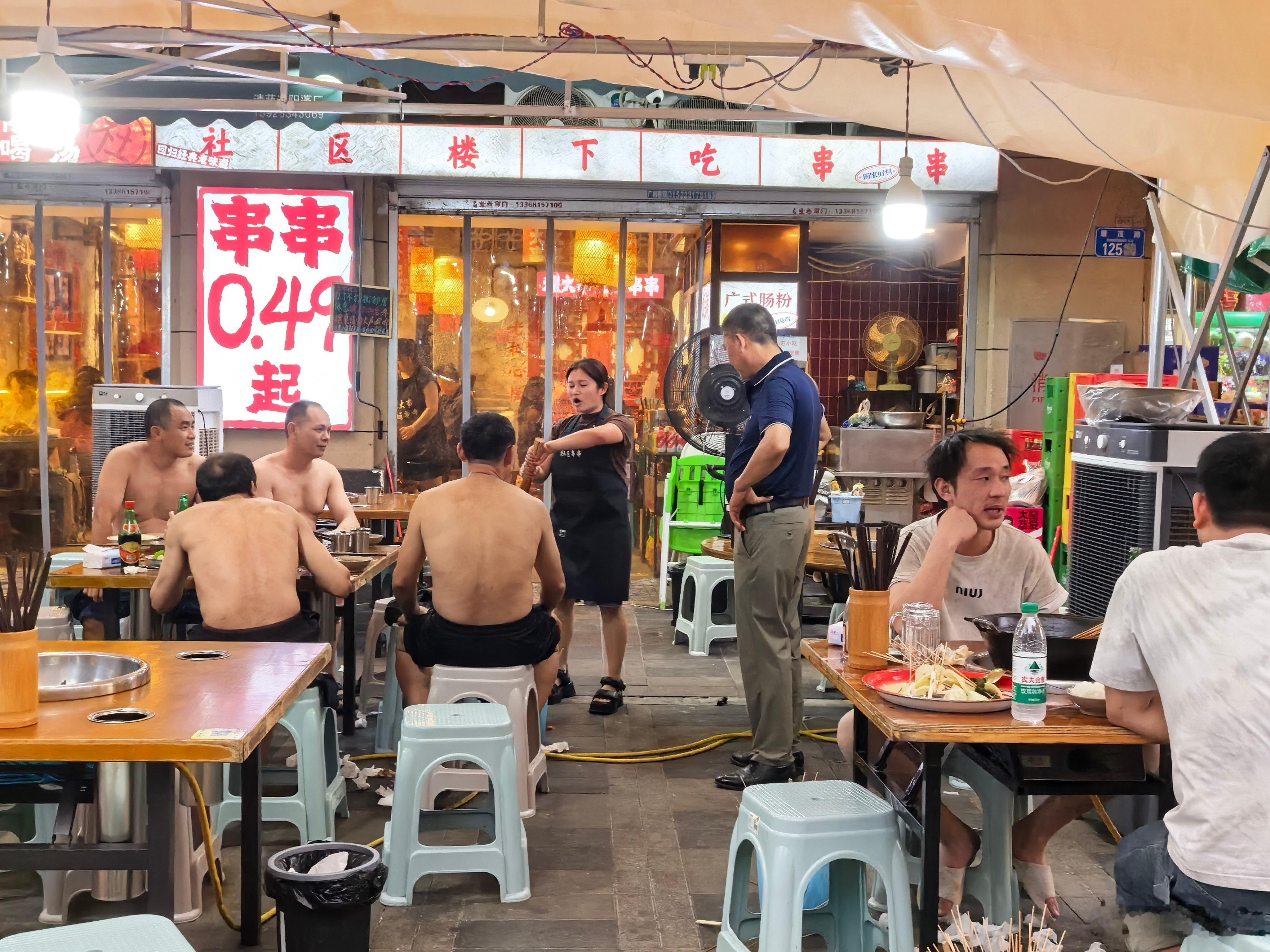 记得离职那天下午，我下楼喊了三煎蛋的小面。这是跟苏轼学的——心这玩意儿安抚不了，