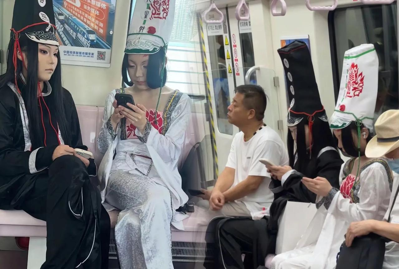 这是西安地铁看到的一幕有种“活见鬼”的感觉真的不知道，这是一种什么心态把自