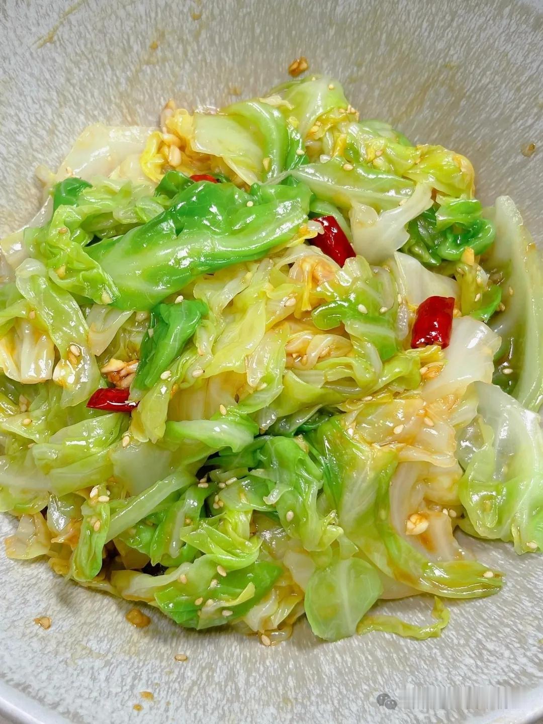 凉拌甘蓝丝（包菜）的具体做法第一种：一、处理包菜把包菜切成细丝状，切细一点比较
