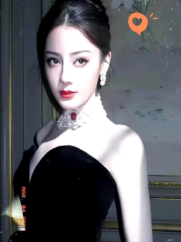 在这个恨不得把嫁入豪门写进剧本的娱乐圈，迪丽热巴活成了一个极端的异类。30