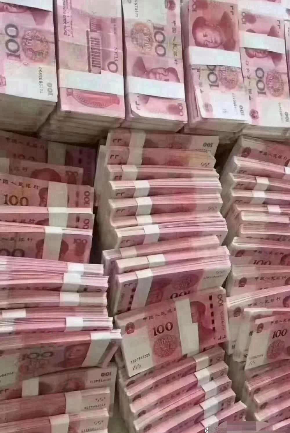 一女子在保险公司上班，为冲业绩，竟然自己掏腰包买了23份保险。可谁能想到，一年