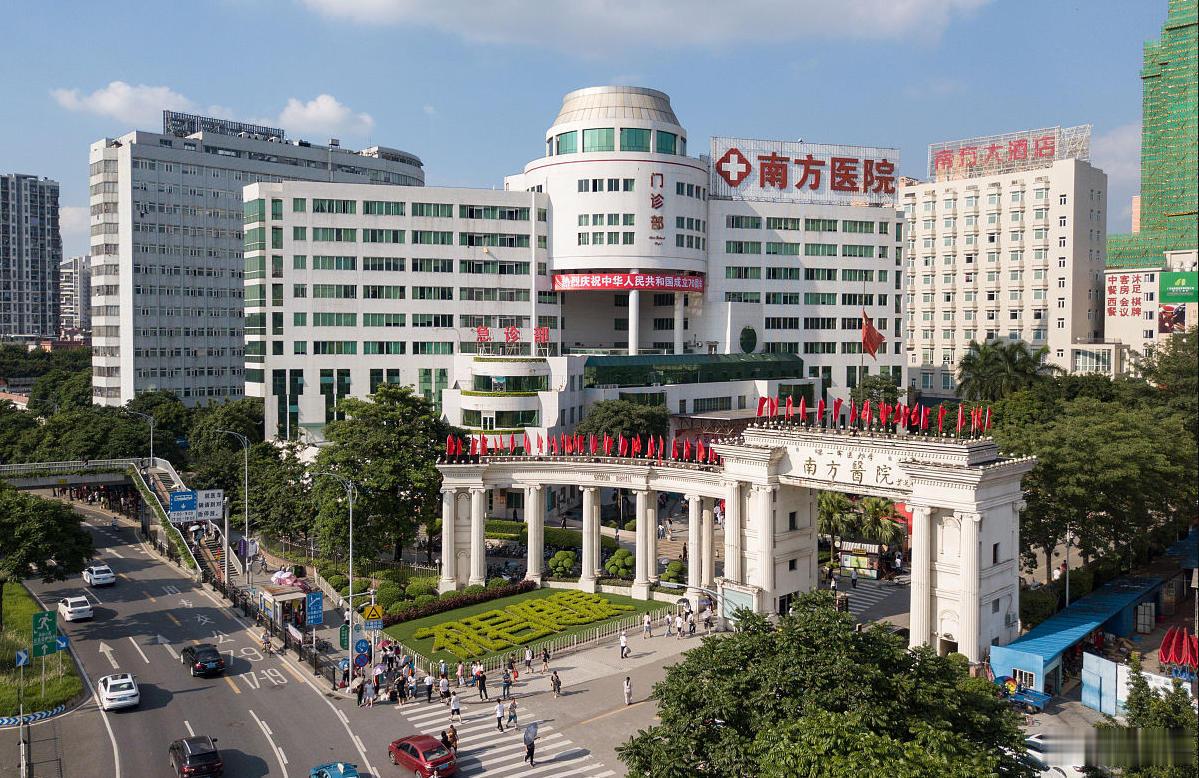 医学生遭导师压迫，直接跳楼自杀。如果信息属实，我觉得是一个悲剧。本来，现在很多年