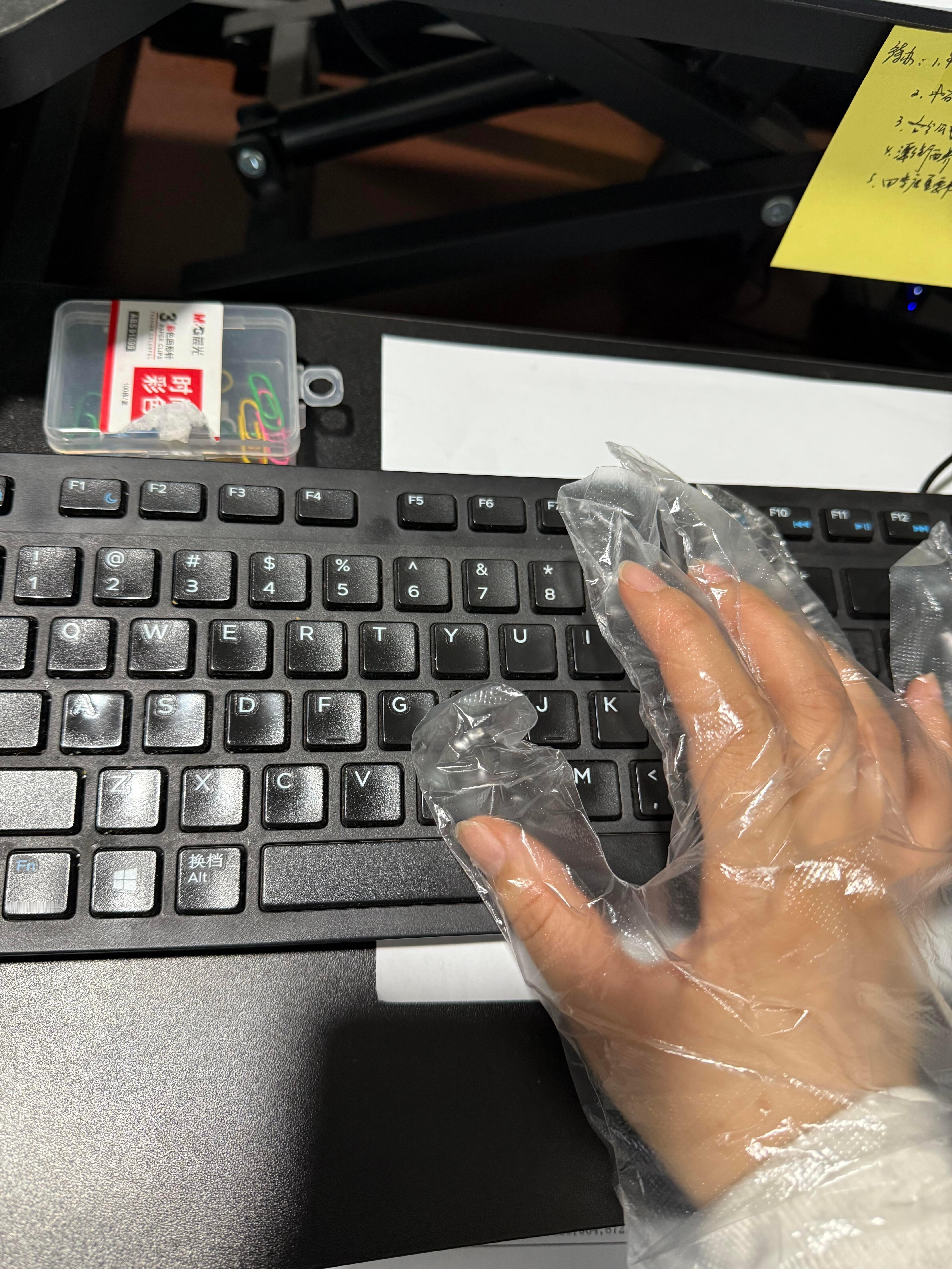 谁懂男同事让我帮他开电脑我就这样真的很油的键盘和鼠标