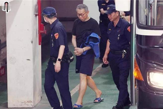 据了解，柯因卖了新竹农地，目前剩下约不到5000万元，且依照柯的个性不愿意跟人借