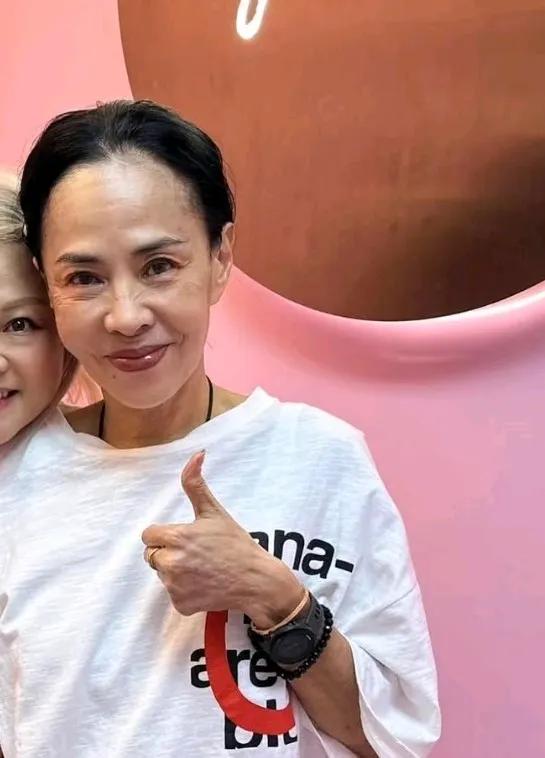 周润发老婆陈荟莲，高清怼脸照罕见曝光，这也太真实了！虽然她的脸部保养得还好，但手