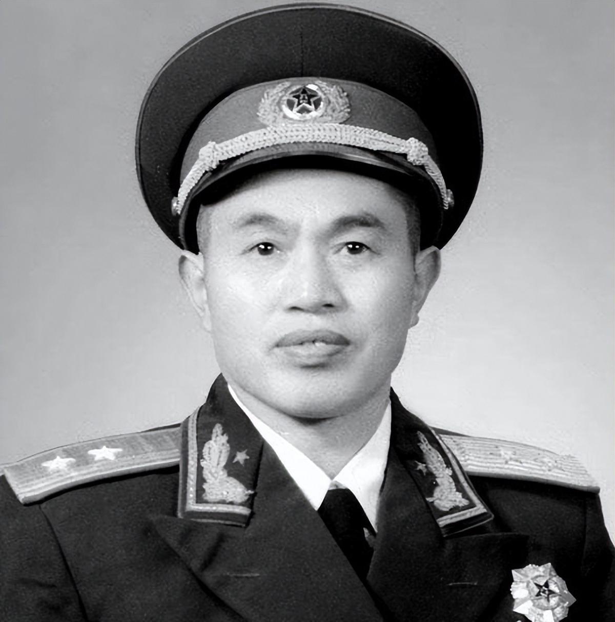 开国中将暴怒举刀欲杀俘虏，警卫员拔枪对准司令连开三枪，三声枪响惊醒名将保住铁军铁