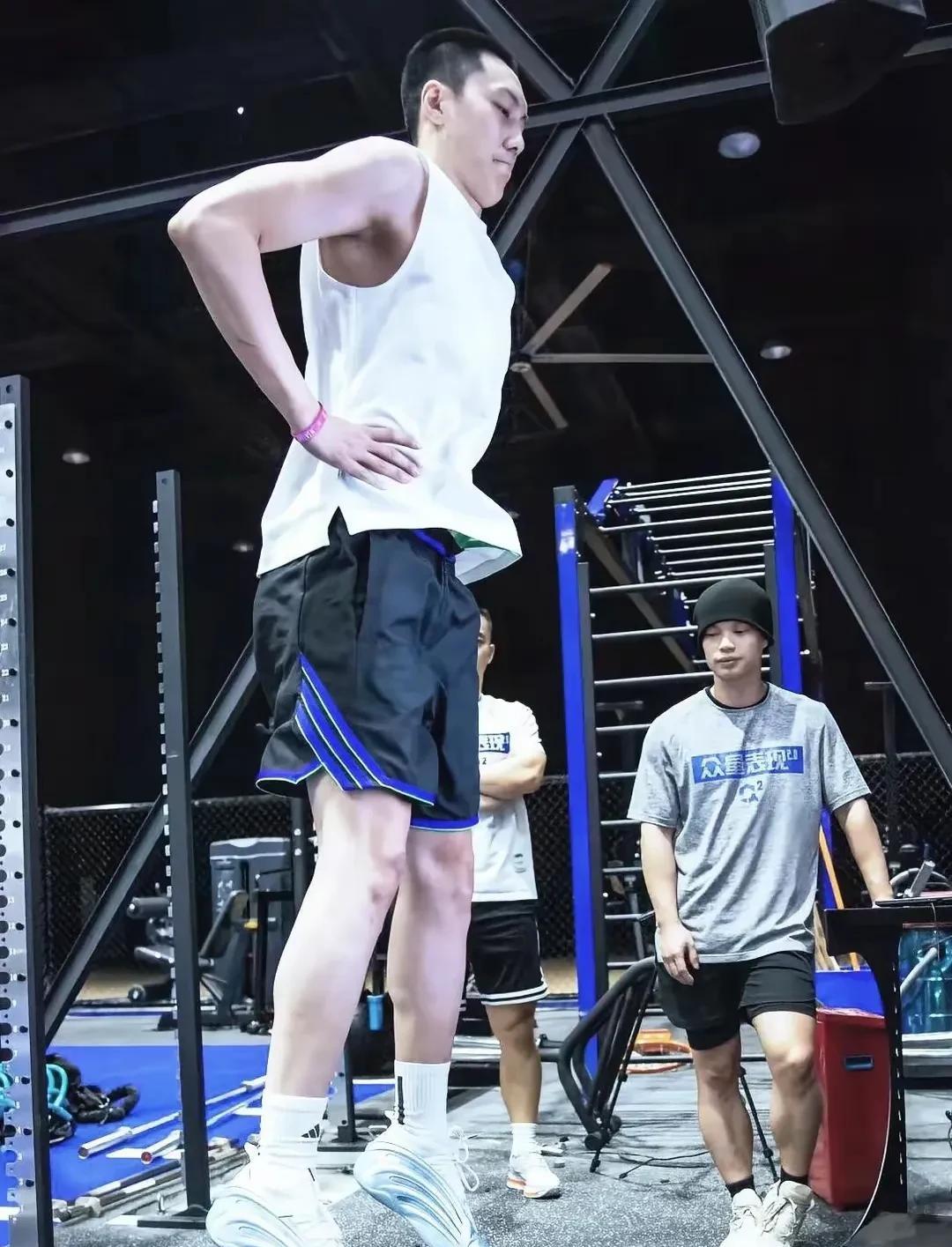 不得不说！广东队球员太拼，下赛季继续冲击总冠军！胡明轩在上海特训！徐昕在北京
