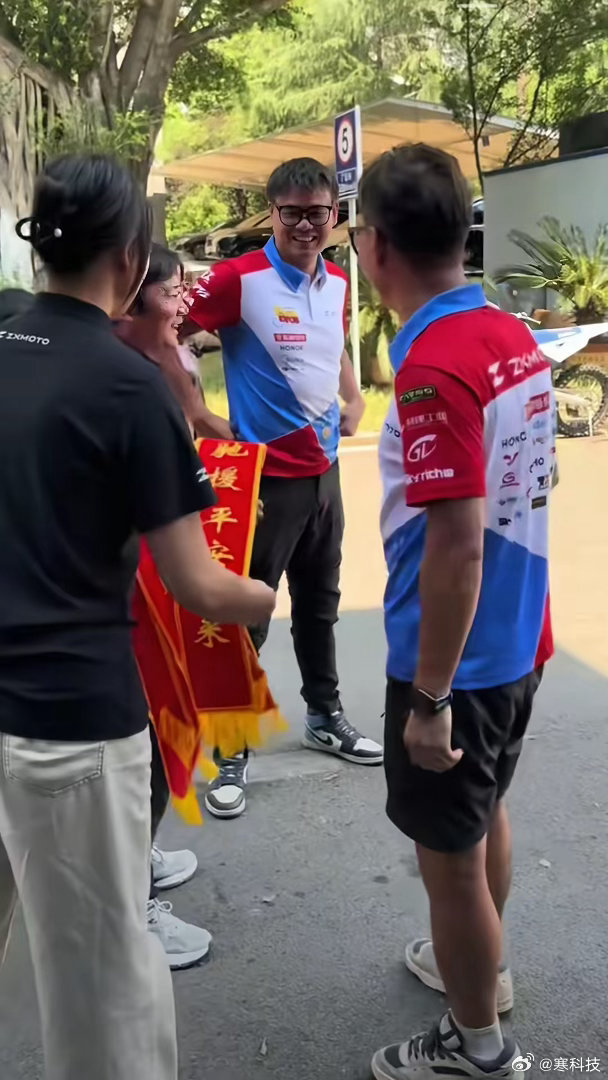 张雪为驰援广西救灾归来的五位骑士每人颁发一万元奖励。见到邓连松时，他开口第一句便