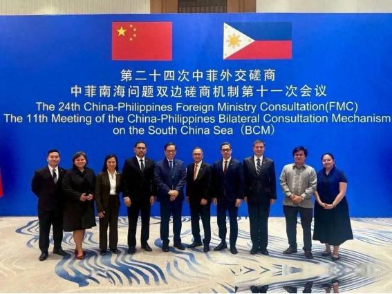 菲律宾前高官曾经警告：“我们一直不敢面对现实，以为中国会宽宏大量，不把我们卷入未