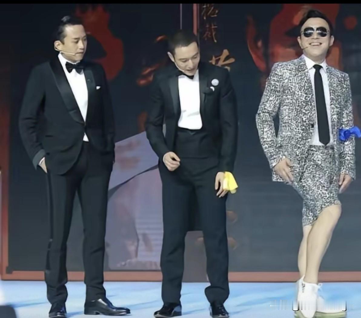 这张三人同框的照片太逗了！黄渤简直就是自带喜感的“搞笑担当”。带着墨镜，身上