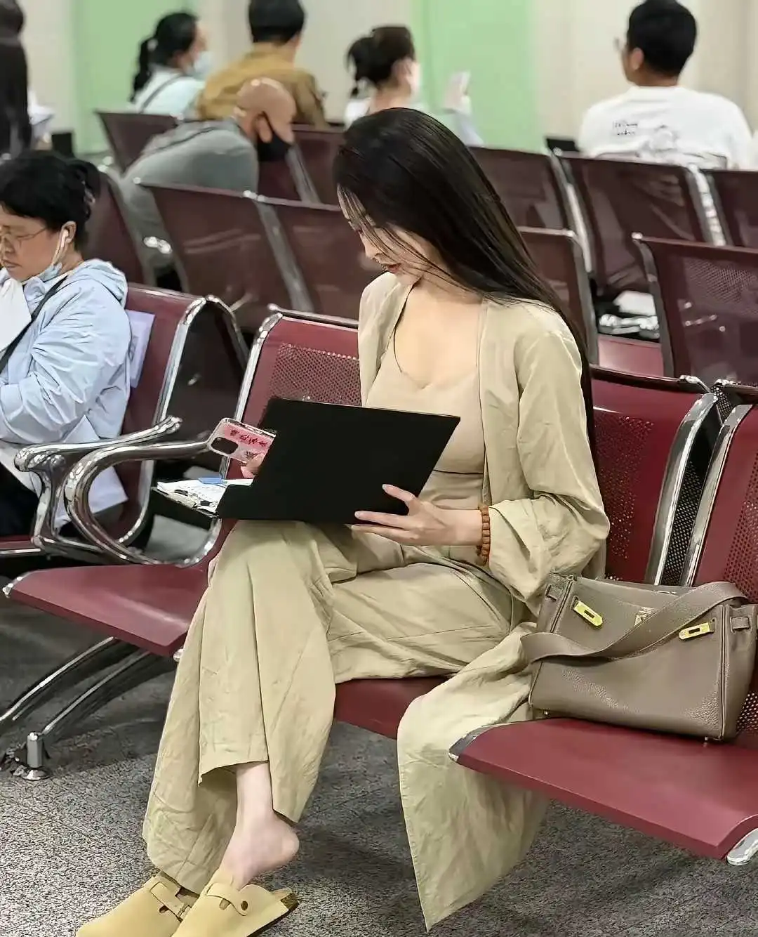 这一定是个女强人，你们说呢