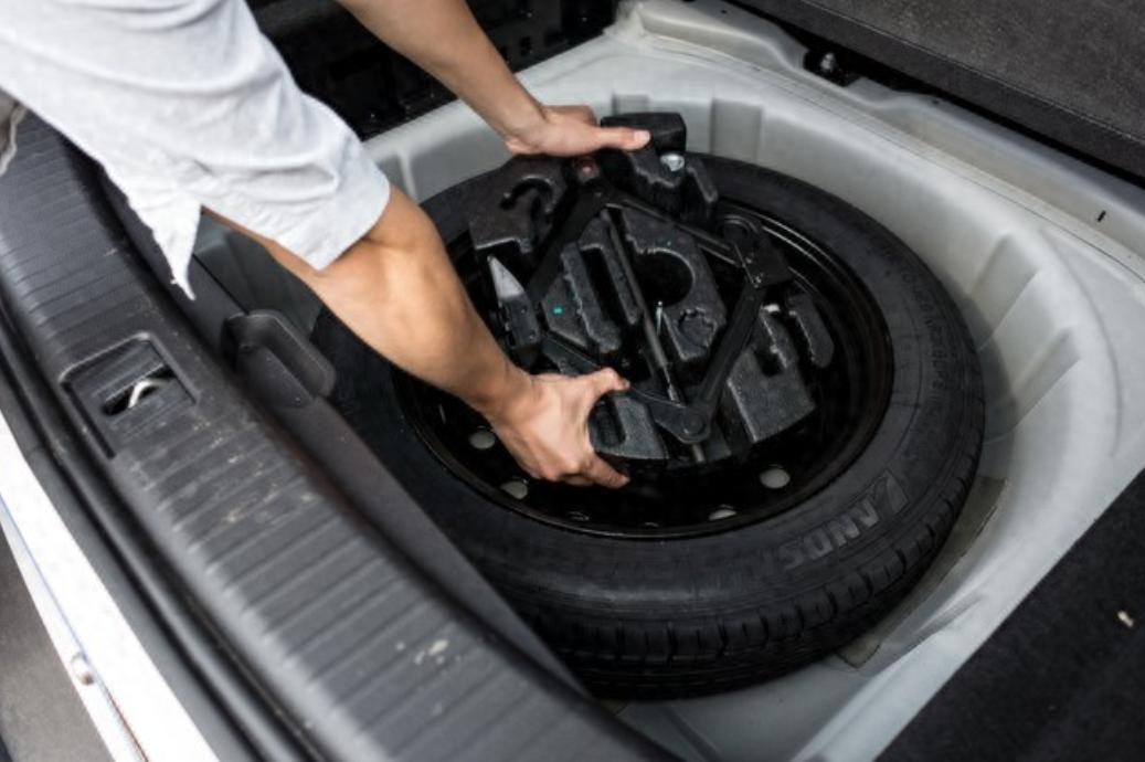 天呐！十年了，我后备箱里那个备胎一次都没用过。上个月跑高速，右前轮“砰”一声炸