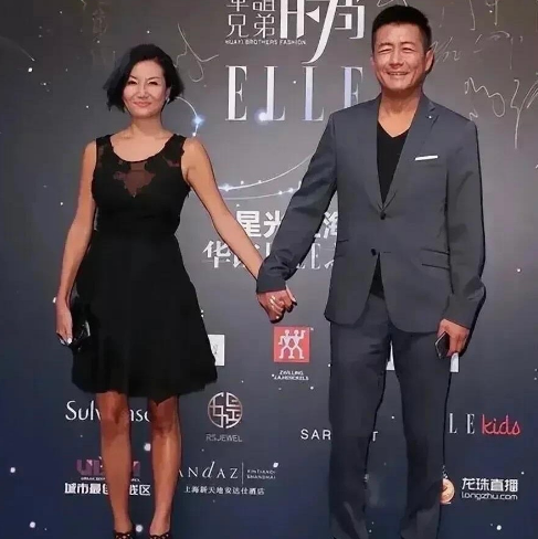 也不知道高曙光喜欢她什么？妻子的长相很普通，皮肤又黑，这身打扮看起来就像大妈一样