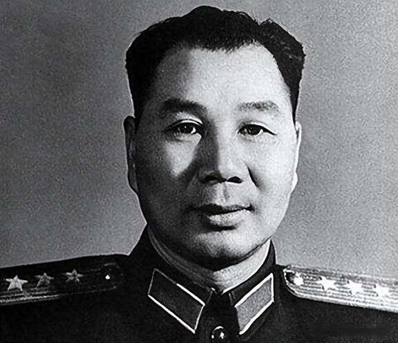 中国1955年授衔的少将中，谁最先担任大军区司令员。答案其实很明确，这位将