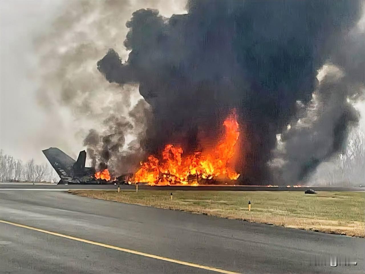 突发！美国一架飞机坠毁、7人丧生！当地时间12月18日，一架塞斯纳C550型飞机