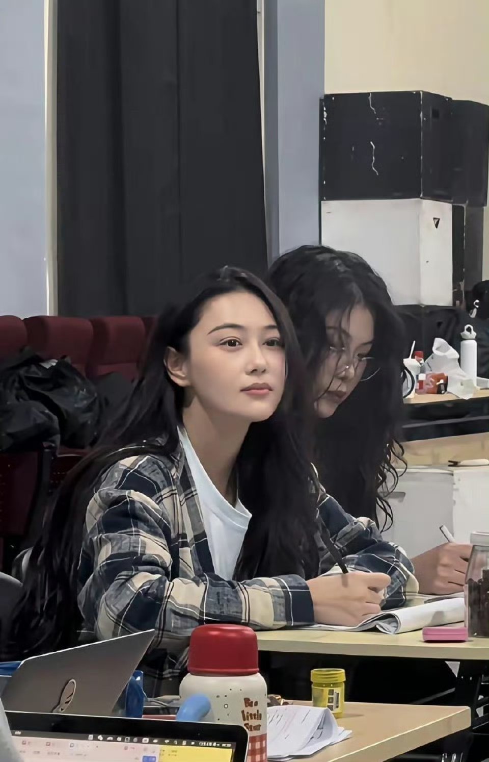 天呐，差点没认出来，原来女神现实中居然也这么漂亮！