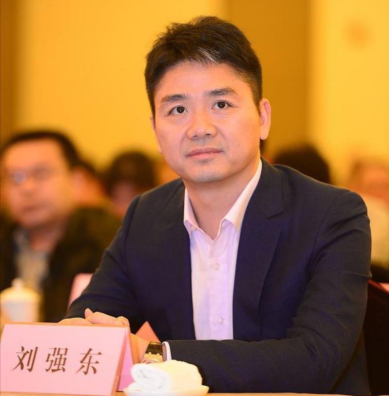“刘总，您能一分钟说服我到京东购物吗？”在一场热闹的商业活动后台，主持人笑着向刘