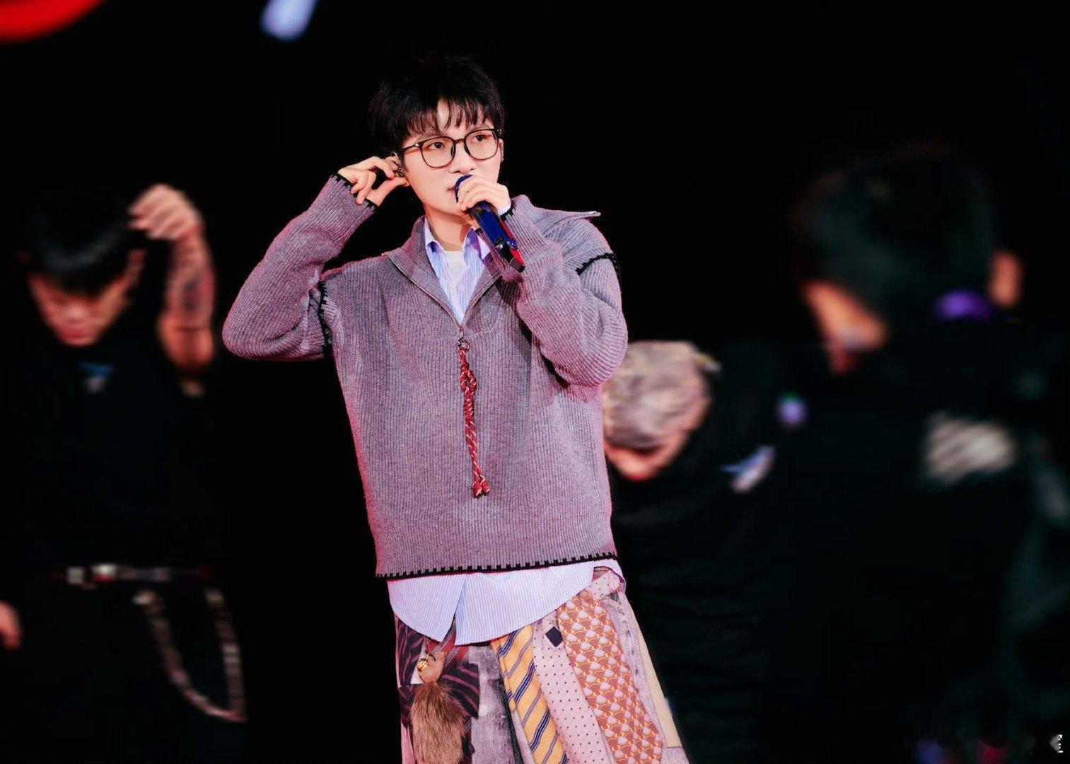 正式确诊为周深跑步粉周深可能是内娱第一个因为“太能跑”而圈粉的歌手！深圳这一夜