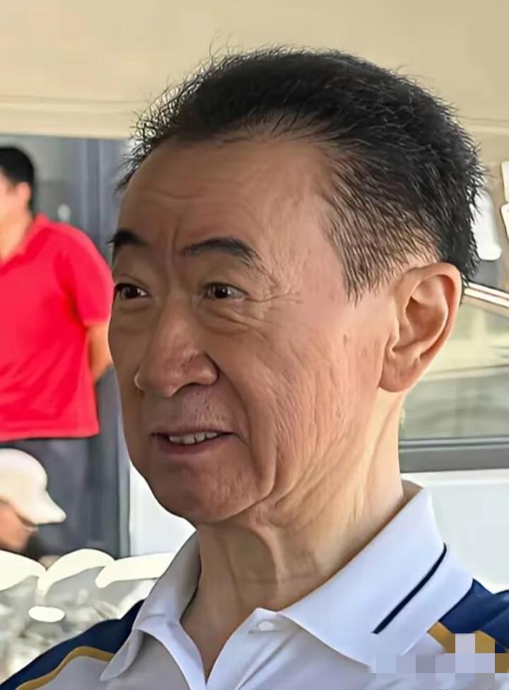 我一个在万达工作的朋友，​他说，王健林本人和电视上的他，​根本就不一样，王健