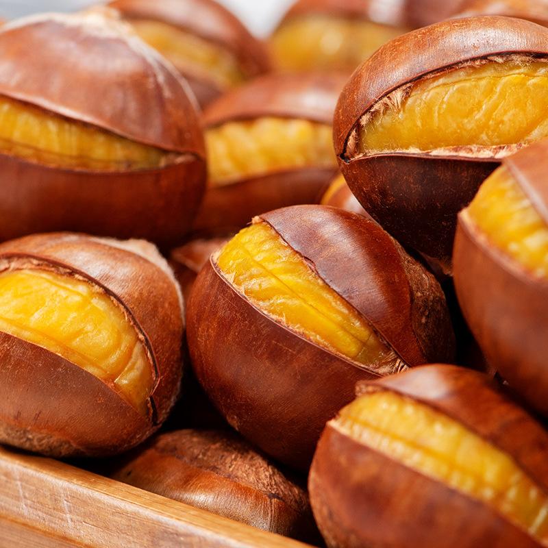 街头炒栗子的“开口诱惑”竟是套路？被“骗”了几十年才知道其中的门道每次在街头