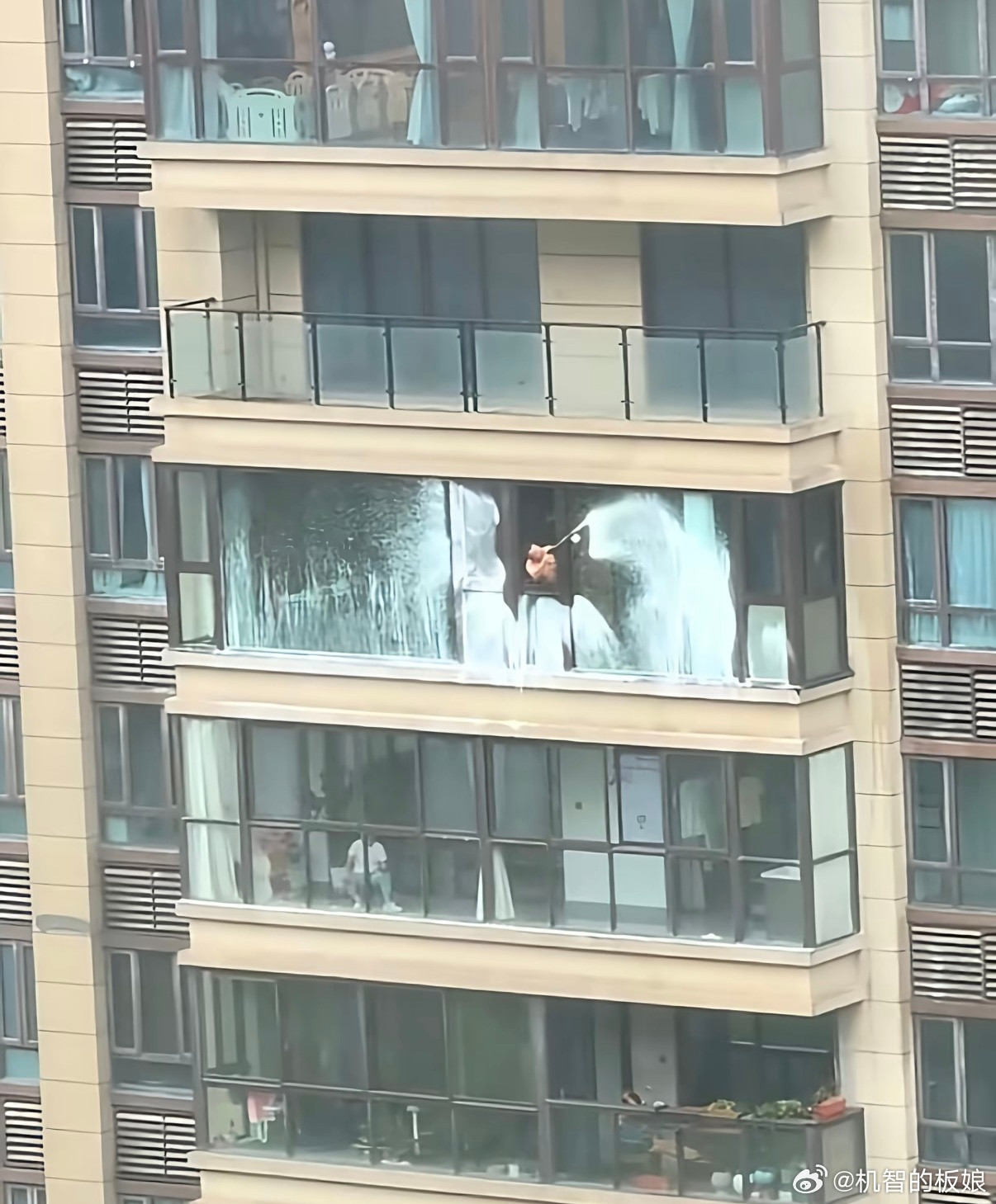 台风笑不活了😂台风天还能这么薅羊毛？宁波大哥借台风洗窗，喷满泡沫等暴雨冲，