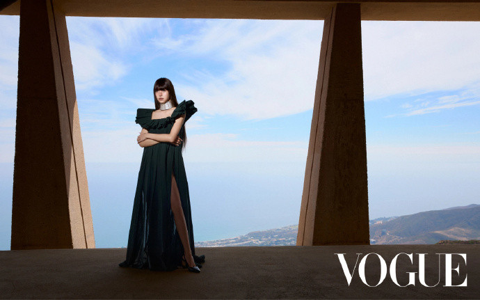 美爆！#LISA#登上韩国《VOGUE》金九刊封面写真美图大赏！！！[爱心][抱抱]😘😘​​​