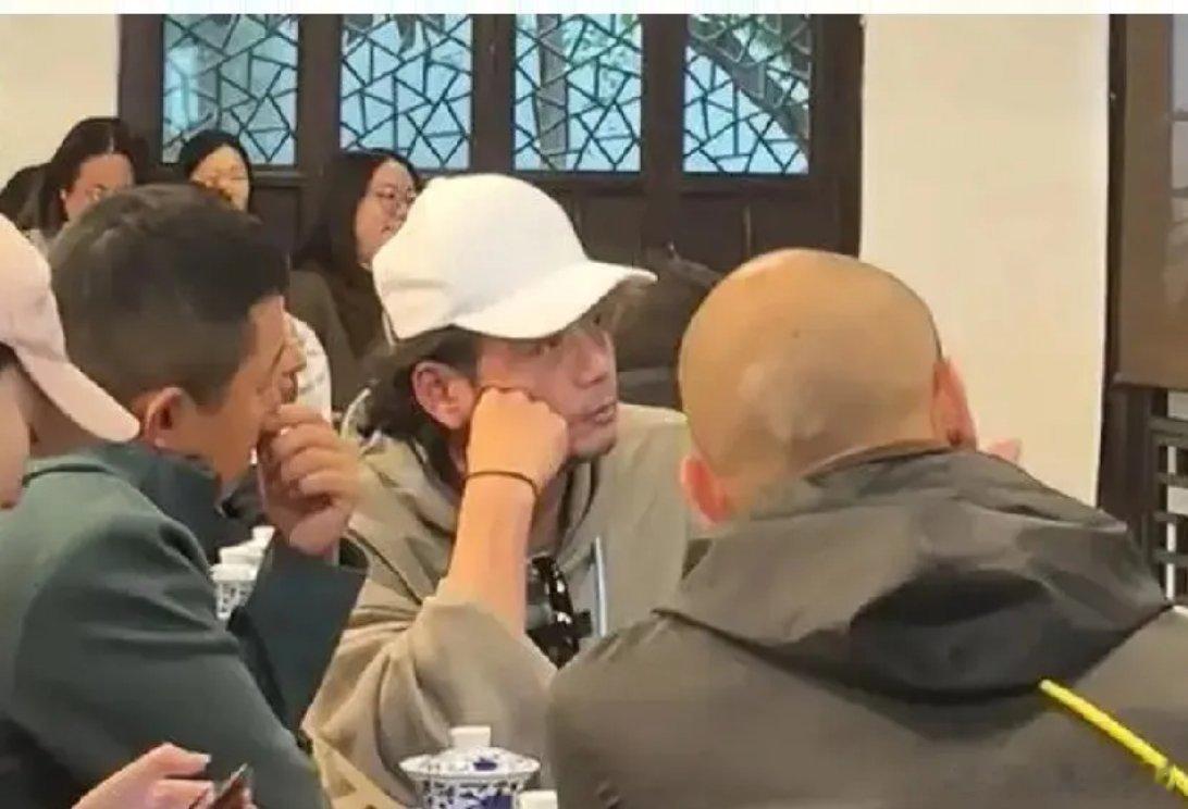 型男杨烁怎邋遢成这样了，戴着白色棒球帽，头发卷曲凌乱，嘴巴下胡子拉碴，脸也瘦了不