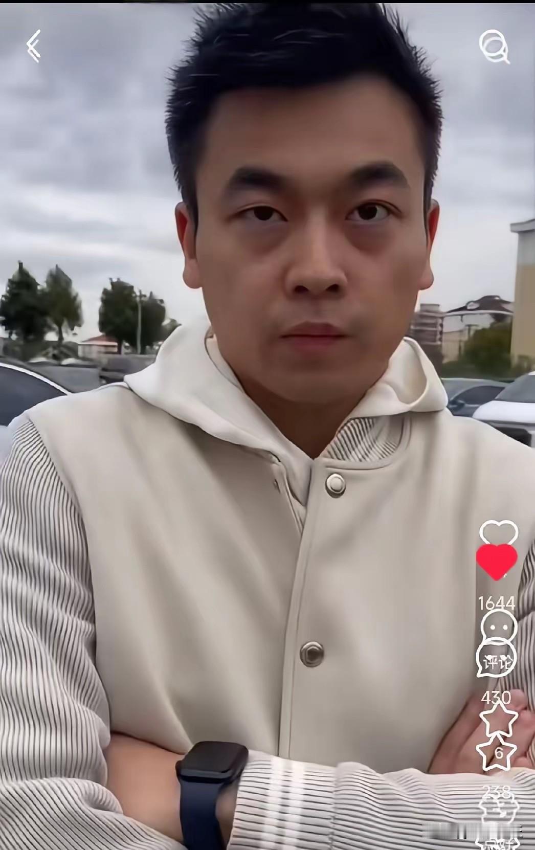 这位大哥态度很强硬，不过现在应该后悔了吧，​面对原配妻子的不断发问，​最后对原配