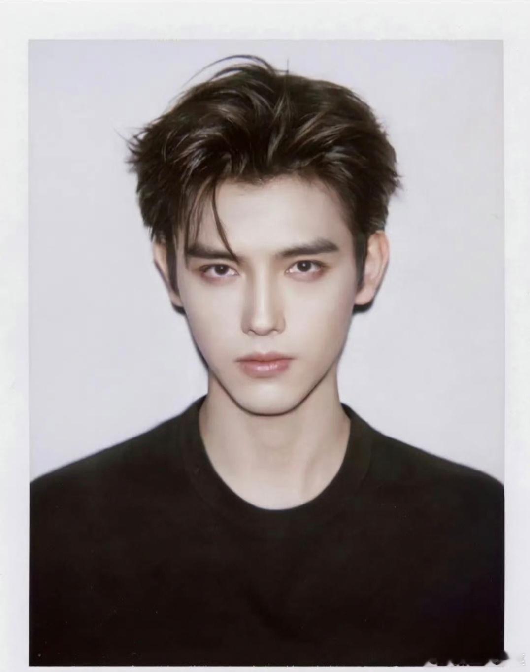 陈飞宇撕拉片，看得出来，眉眼之间很像陈红，神态像陈凯歌