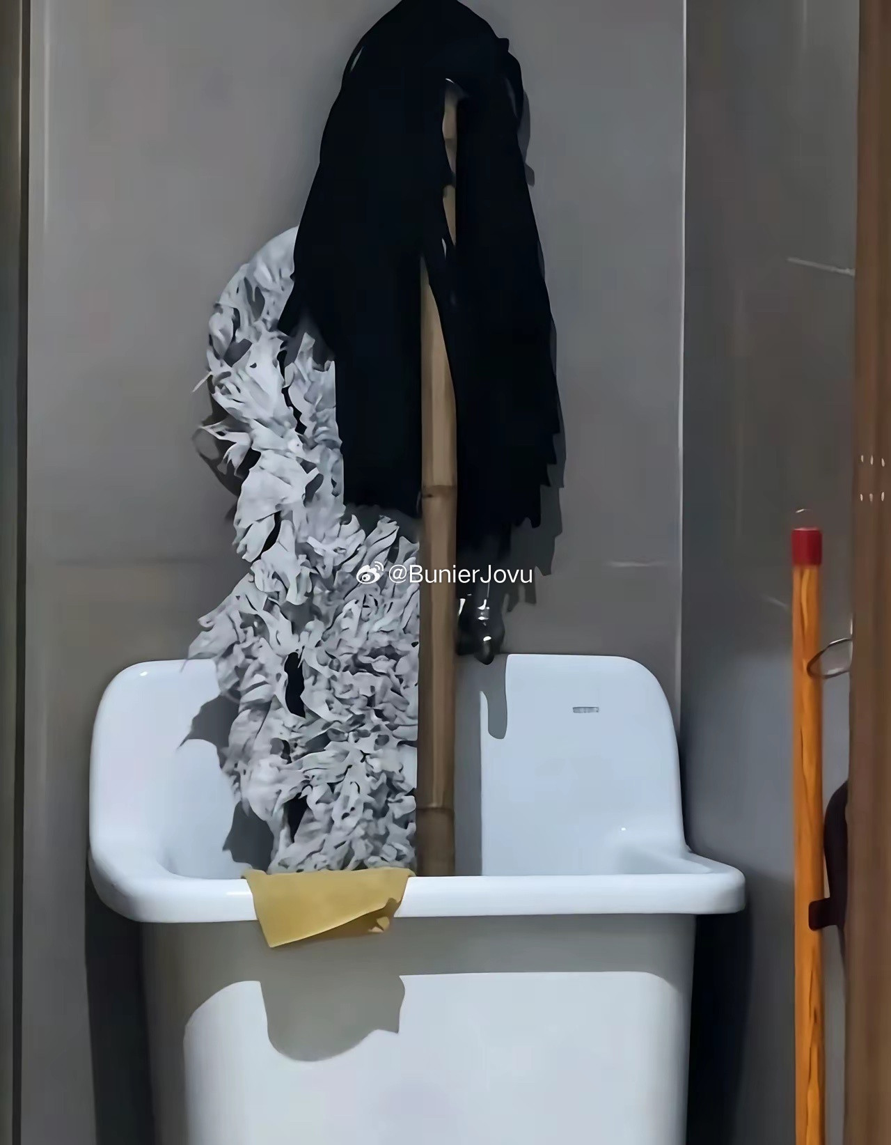 保洁员这招太狠了，大晚上差点没把我送走