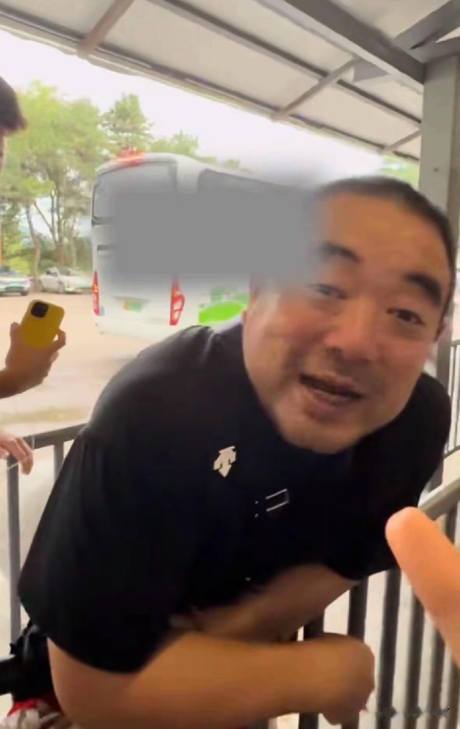 这也太不要脸了同样是游长城，中国人按顺序排队。外国人直接插队进去，提醒他们排队