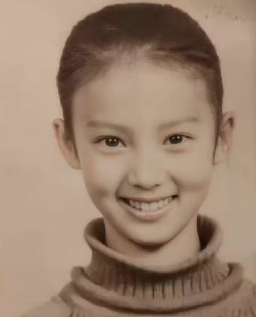 金晨妈妈的鼻子太权威了，虽然她偏随爸爸一些，也好看哪。