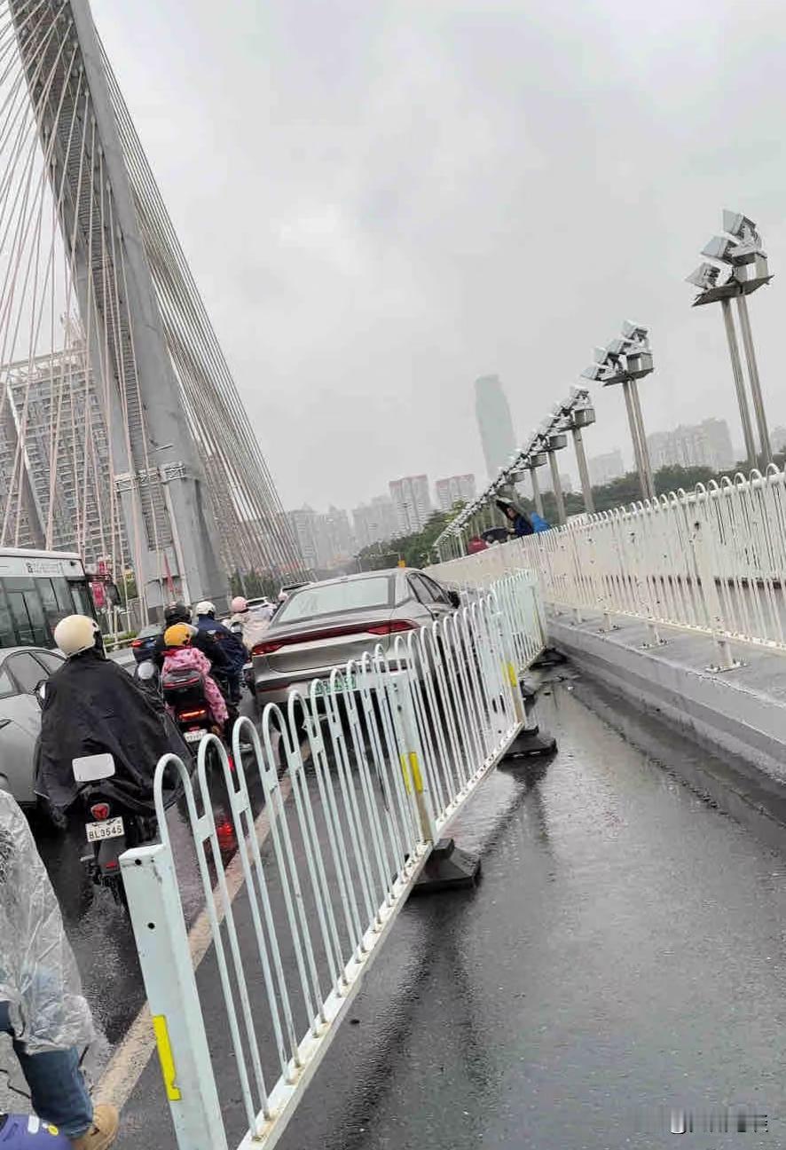 电鸡牛马太难了，海印桥司机佬又侵入非机动车道！老司机大解密广州海印桥每月一撞的秘