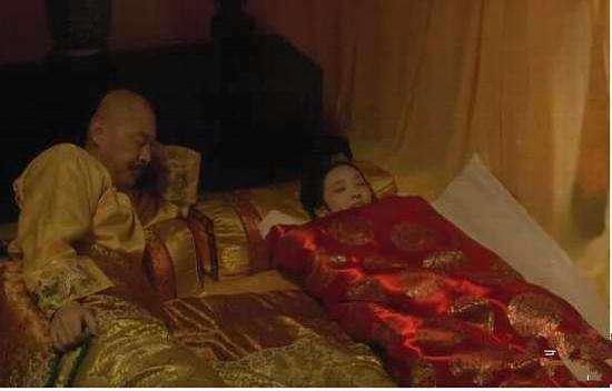 侍寝的妃子抬上龙床后最怕什么？不是皇帝，而是枕边那根油光发亮的棍子。别再被清