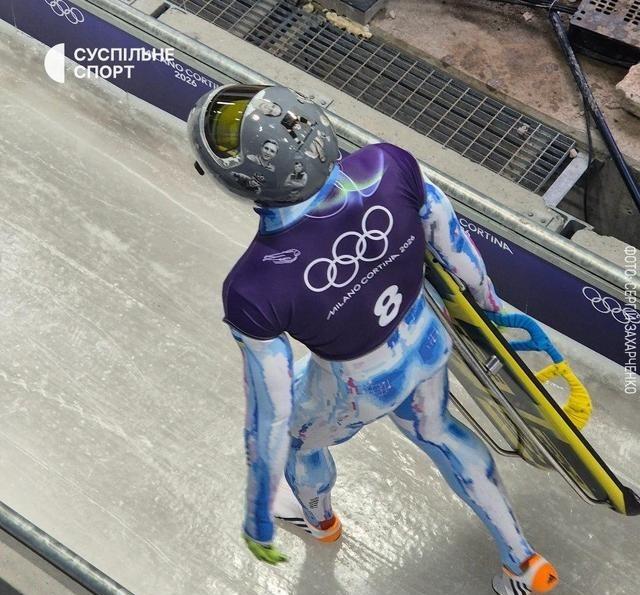 乌克兰钢架雪撬选手盖拉斯克维奇不顾国际奥委会禁令，戴着印有遇难乌克兰运动员肖像的