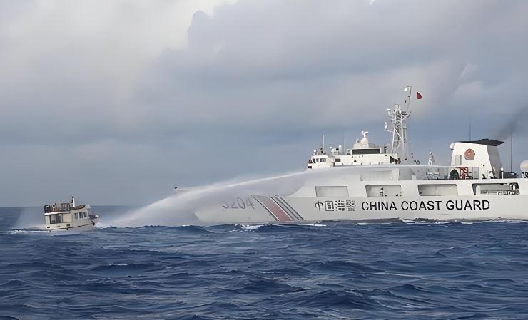 中国海警黄岩岛管制菲律宾船只现场态势出来了，比较激烈。中国海警的新闻稿说发生在