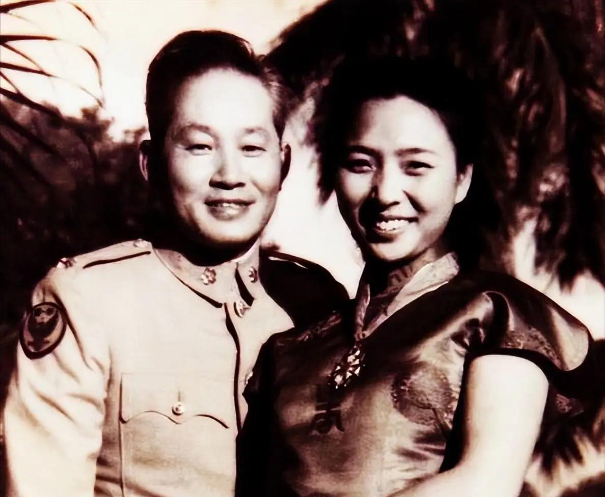 1951年的某个深夜，孙立人正准备就寝。卧室的灯光昏暗，夜色静谧，他照例将枕边人