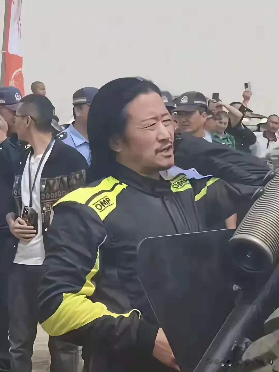 吴京现在这形象让人无法理解和接受，仿佛一下子老了很多！看这长发飘飘和胡子邋遢的