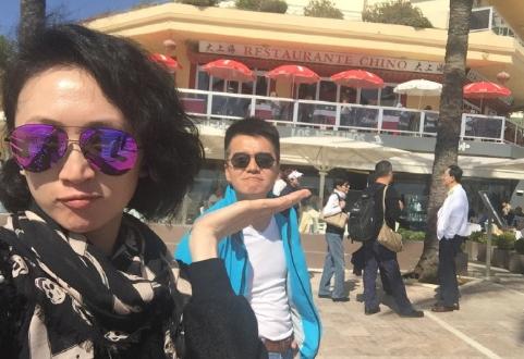 许亚军搞怪照，这墨镜也太熊猫眼了，将他那双好看的眼睛都完全遮住了。他眼睛挺好看的