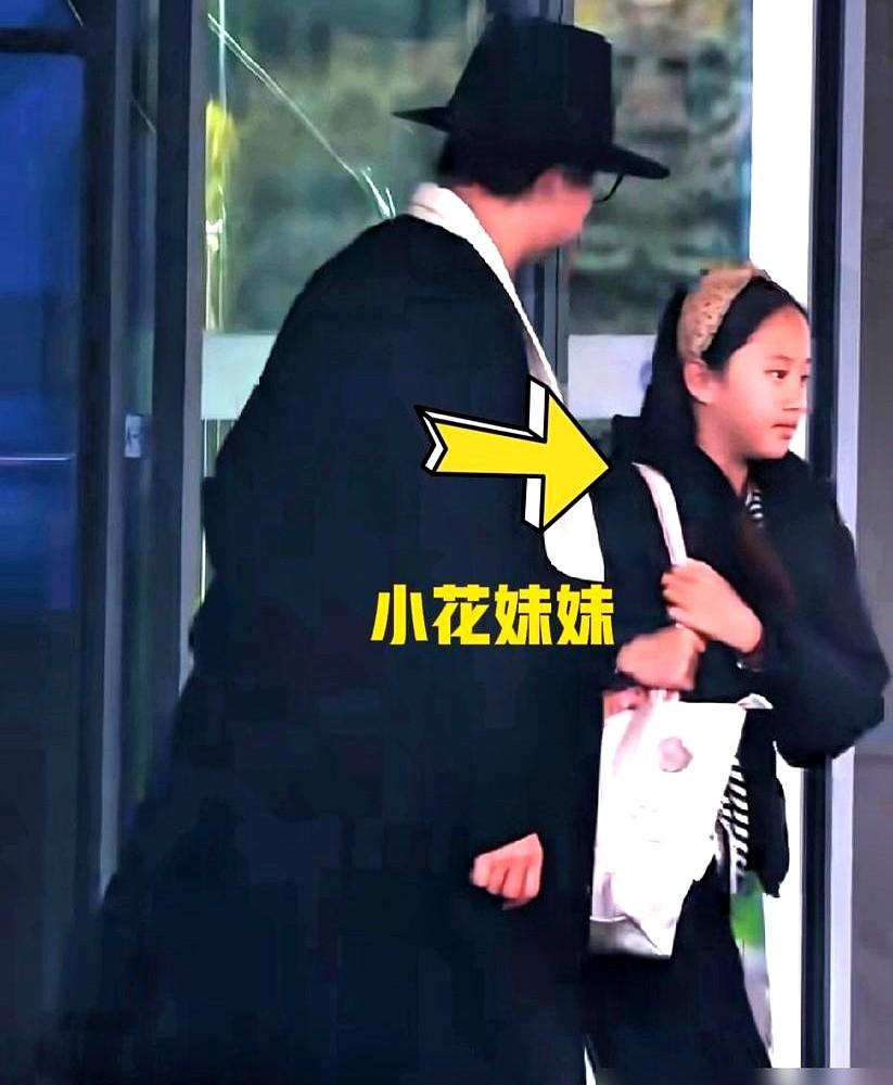 邓超在机场这10分钟，真给那些“营业咖”上了一课。一家四口现身上海机场，等等