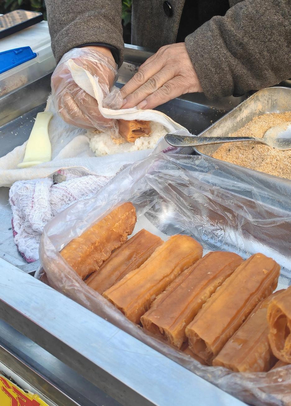 晨起买菜遇见卖糯米团的小摊，正好没吃早饭，就买了一个，好久没吃了了，真的太香了，