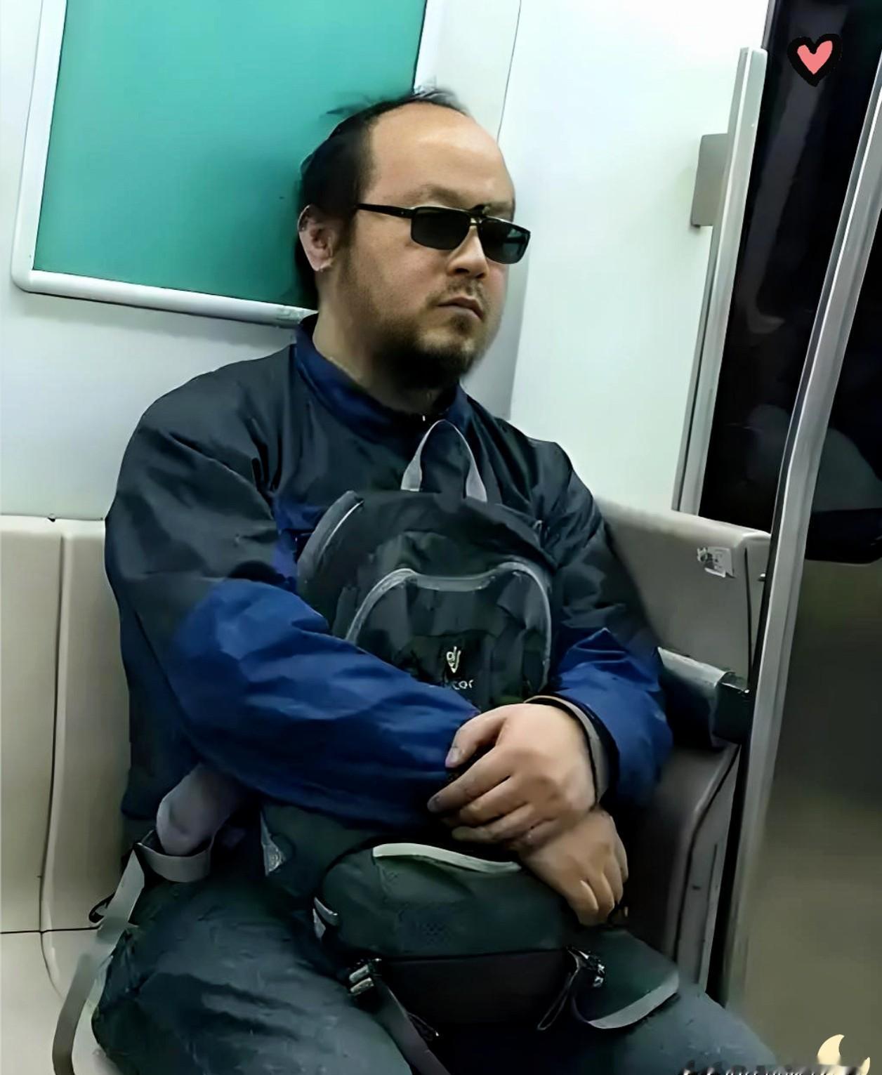 他当年骂唱片公司是“特务窝子”，全网都说他疯了。2024年，他是对的。你去年在