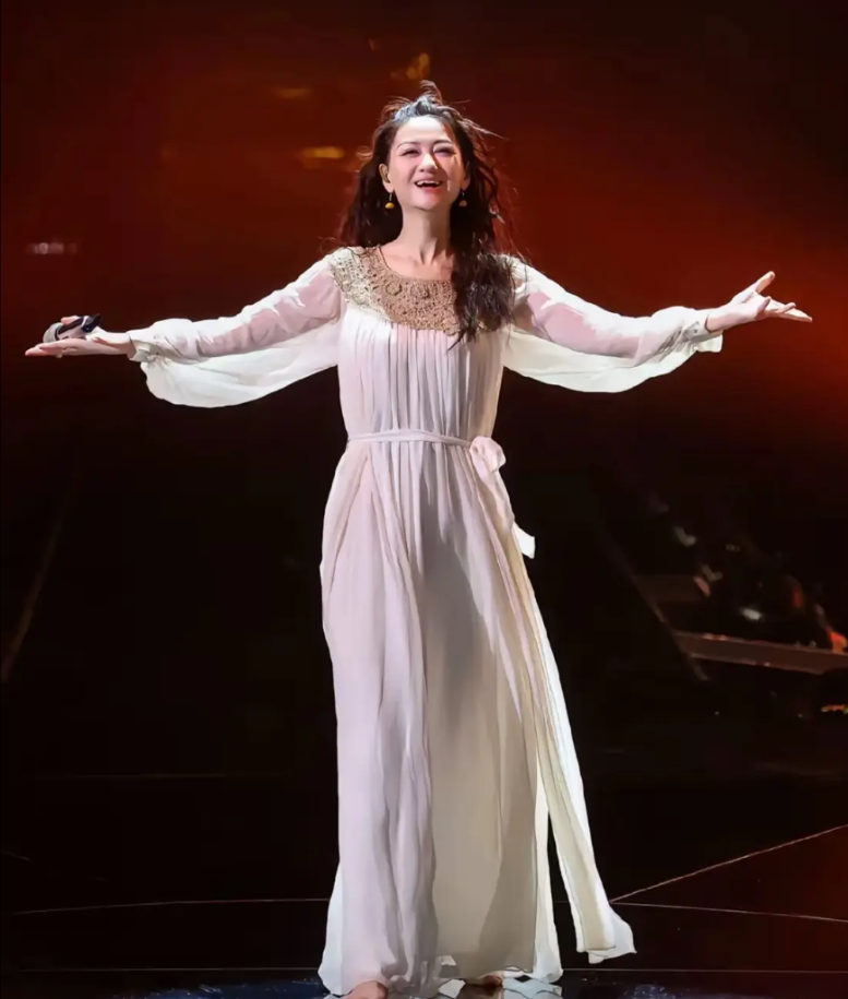 这期《歌手》者来女终于被淘汰了也算是早有预兆并非她唱功不行，实在是她的风
